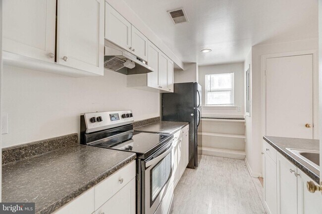 Building Photo - Elevated Comfort: Spacious Condo with Loft...