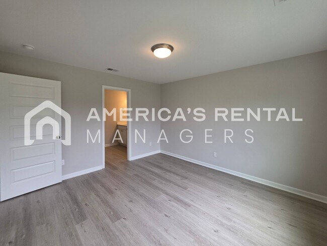 Building Photo - Modern Living in Brookwood Station!
