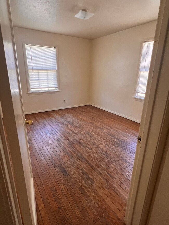 Building Photo - 3rd Street Duplex