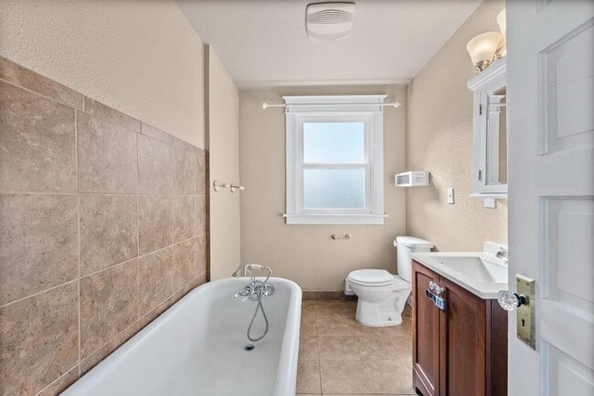 Building Photo - Spacious 3-Bed Tacoma Home w/ Office, A/C,...