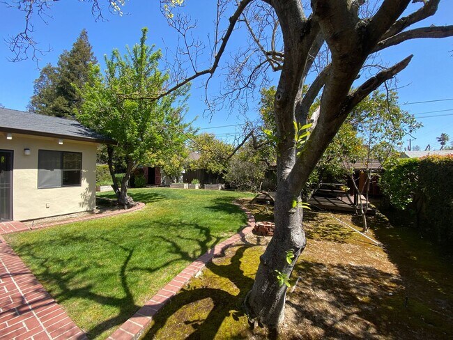Building Photo - $5995 - Spacious 4 Bed/2 Bath Los Gatos Ho...