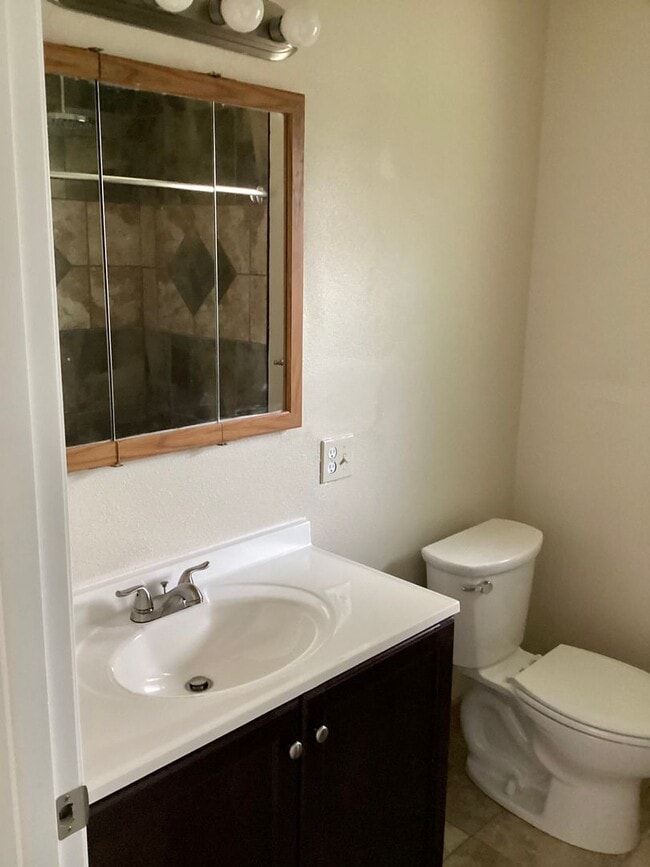 Building Photo - Renovated 4 bed 2 bath with large yard and...