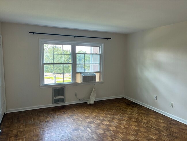 Building Photo - 601 W Poplar St