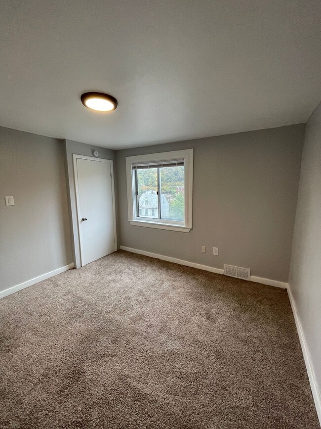 Building Photo - Renovated 2 bed 1 bath apartment in South Side!