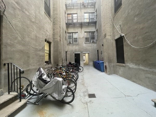 Building Photo - 69 Park Dr