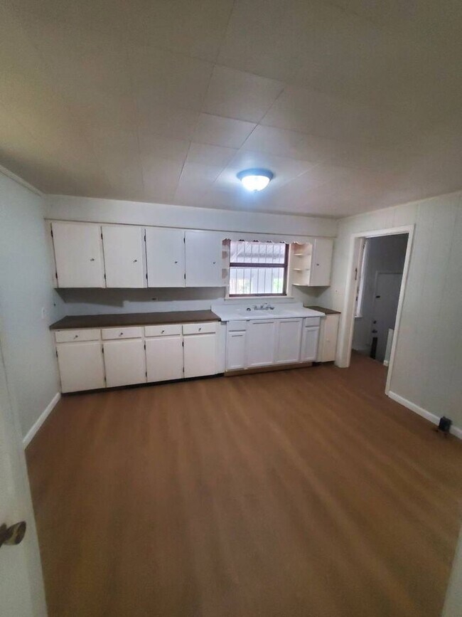 Building Photo - Charming 3-Bedroom Property in Prime Locat...