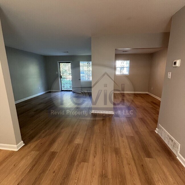 Building Photo - Recently Renovated 3Bed/1.5Bath Available ...