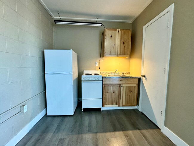 Building Photo - Studio Apt All Utilities Included!