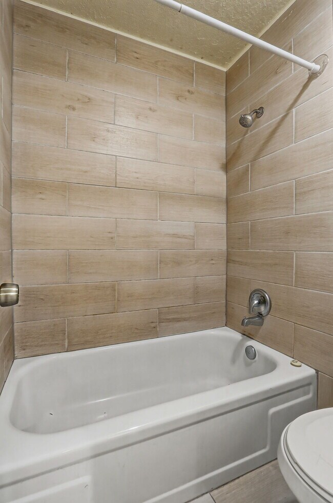 Building Photo - "Charming 3-Bedroom Retreat with 2 Full Baths