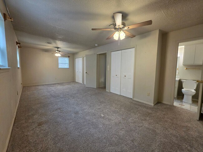 Building Photo - Cute 4 bedroom home in Shawnee