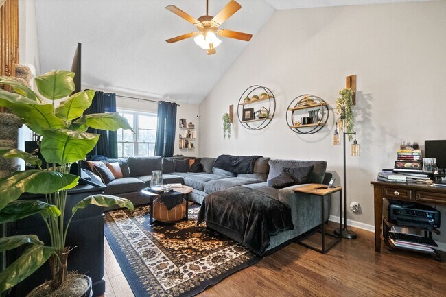 Building Photo - Lovely home in Peach Tree - Waiting for you to call home for the Holidays!