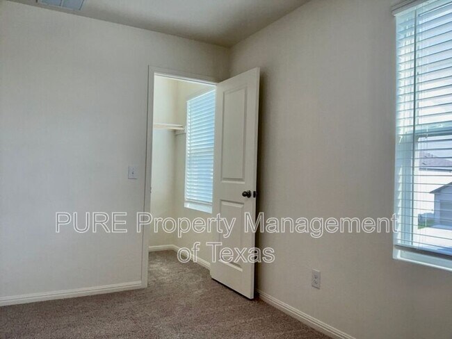 Building Photo - 203 Stonebrook Dr