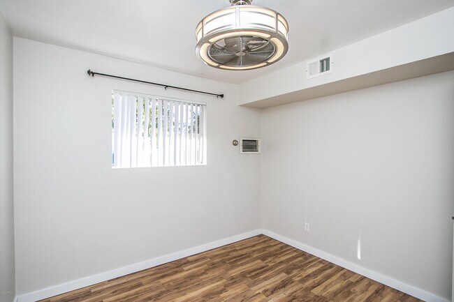 Building Photo - 402 S Beck Ave