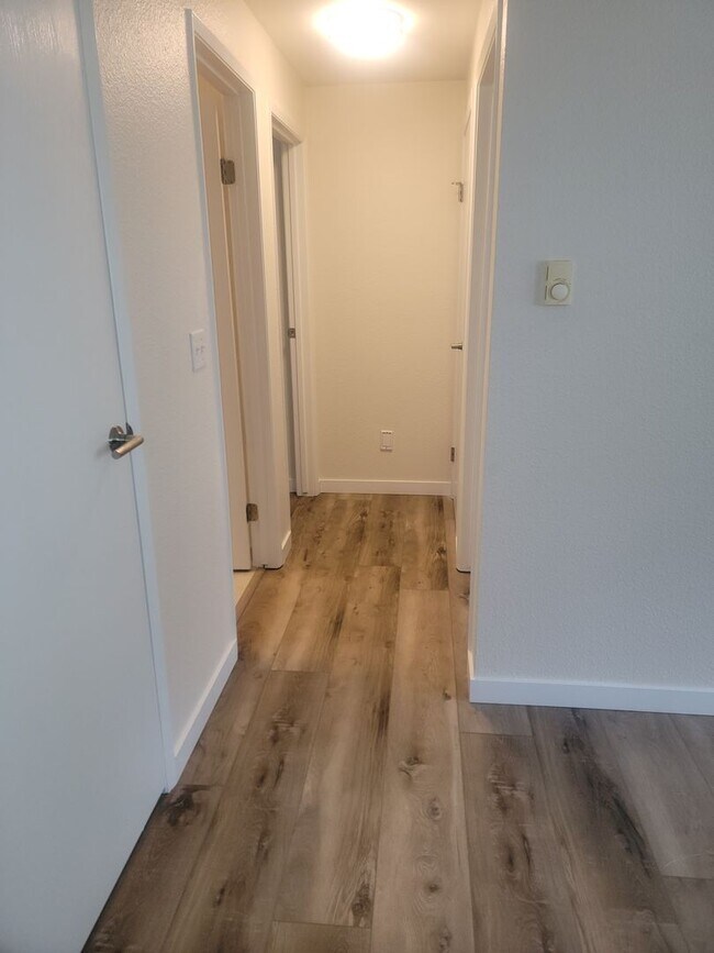 Building Photo - University Place Ground Floor Apartment Home, Newly refurbished "Somerset Place"  2 Bedroom, 1 1/...