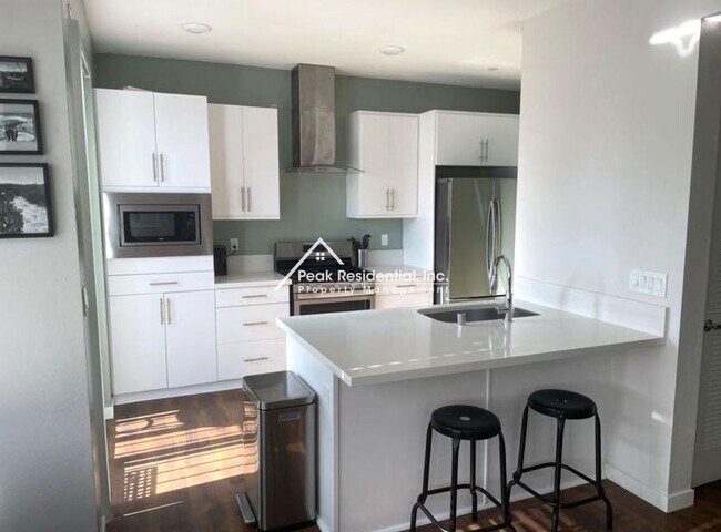 Building Photo - Beautifully Updated 1bd/1ba Land Park Area Condo with 1 Car Garage!