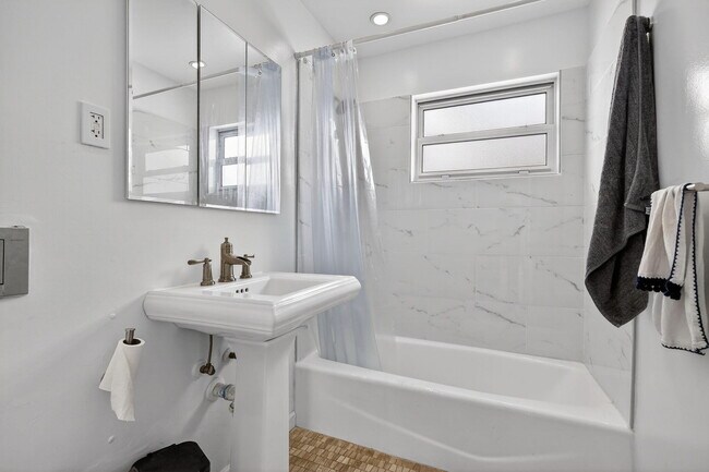 Building Photo - 4540 SW 28th Terrace