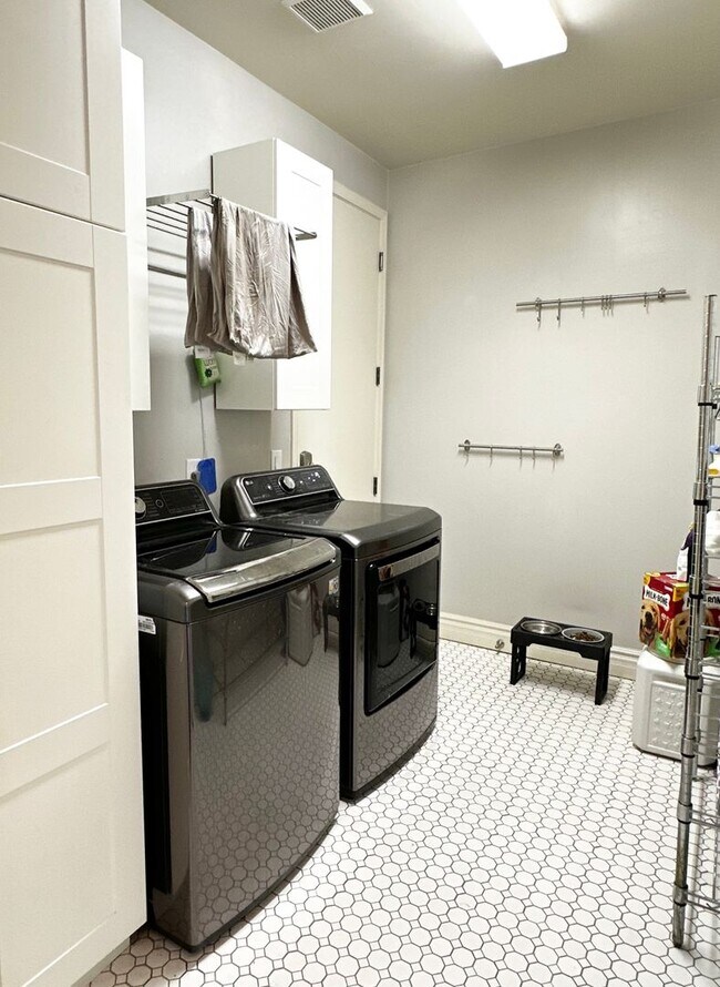 Building Photo - HIGHLY DESIRABLE AND SPACIOUS HOME FULLY EQUIPPED WITH SOLAR PANELS + LANDSCAPING INCLUDED