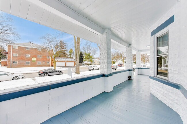 Building Photo - 1638 Oakwood Ave