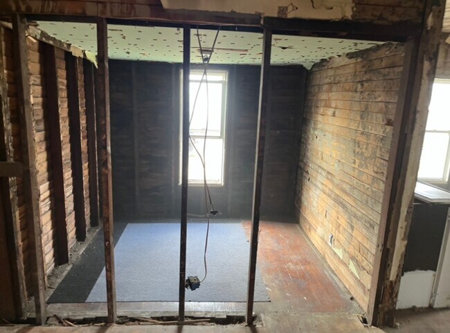 Building Photo - Handy Man Special! - $290 MONTH / $300 DOWN