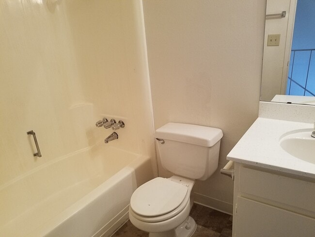 Building Photo - San Carlos (next to Mission Trails) 2 bed 1 bath Townhouse with Patio, Pool