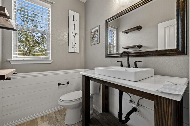 Building Photo - 2012 Santa barbara Ct