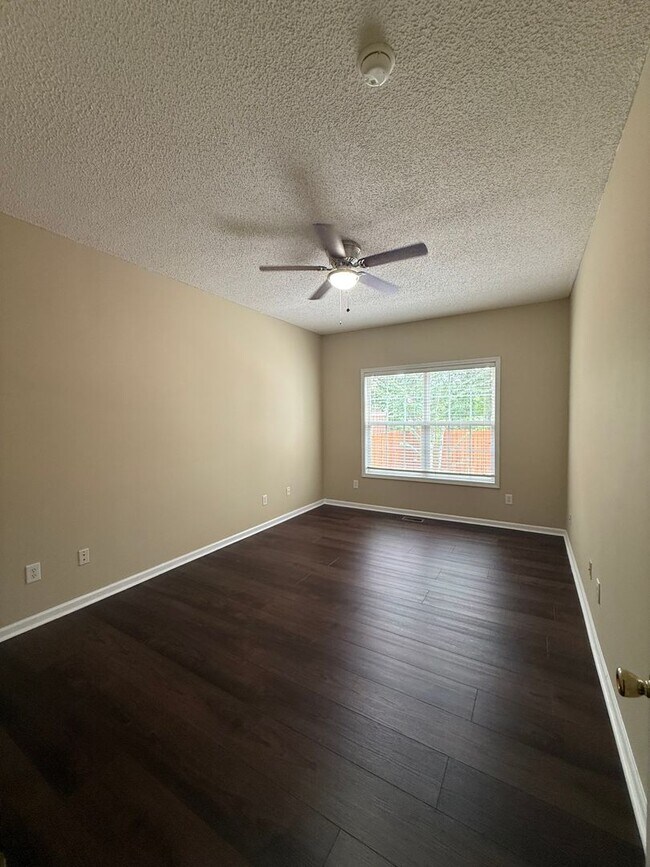 Building Photo - 450 Sterling Dr