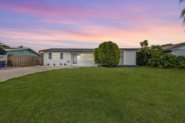 Building Photo - 533 Riverside Dr