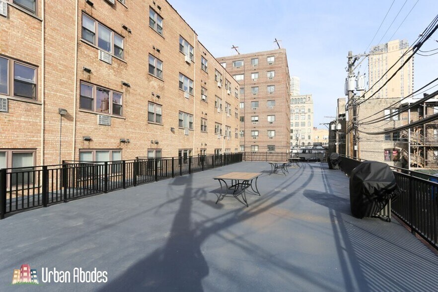 Building Photo - 637 W Wrightwood Ave