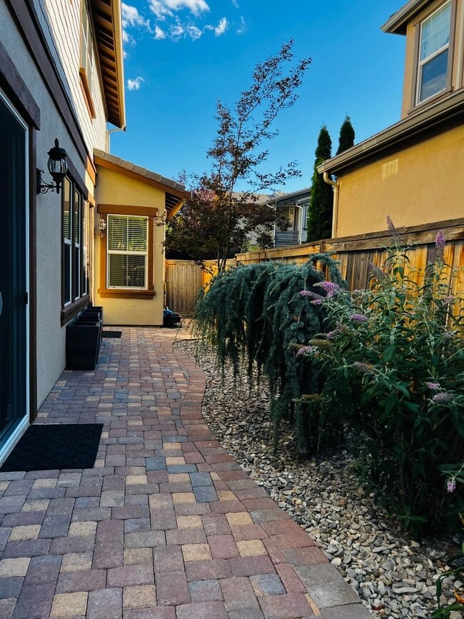 Building Photo - Somerset Stunner with All the Amenities - Including Golf!!