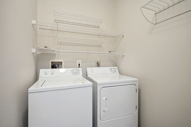 Building Photo - Updated 1br in control access building in Gates of Mclean.