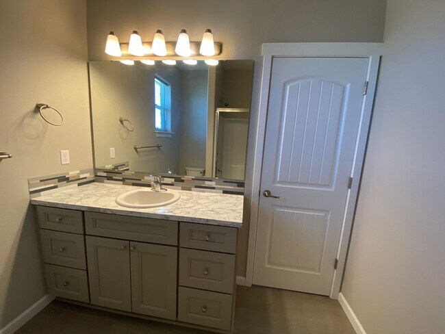 Building Photo - 556