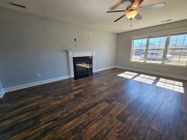 Building Photo - Spacious 3 Bedroom 2 Bathroom Home on Half...