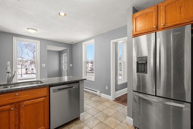 Building Photo - 1104 Pleasant St