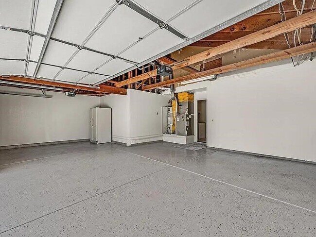 Building Photo - 4260 Canyon Crest Rd W