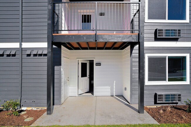 Building Photo - 2Bd/2Ba Lower Level Unit - Available Now!