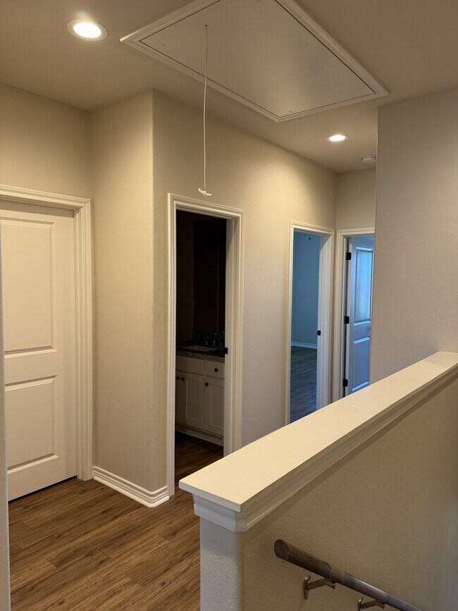 Building Photo - 5670 Shadowbend Cir N