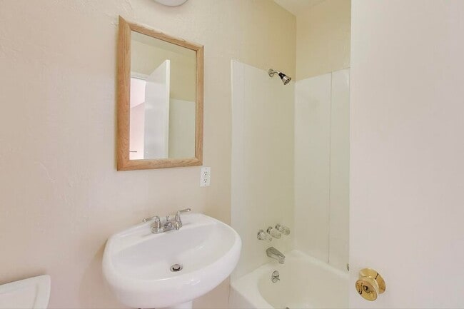 Building Photo - 22555 Linden St