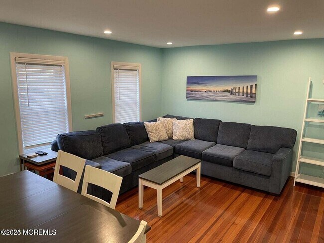 Building Photo - 711 Beach Ave