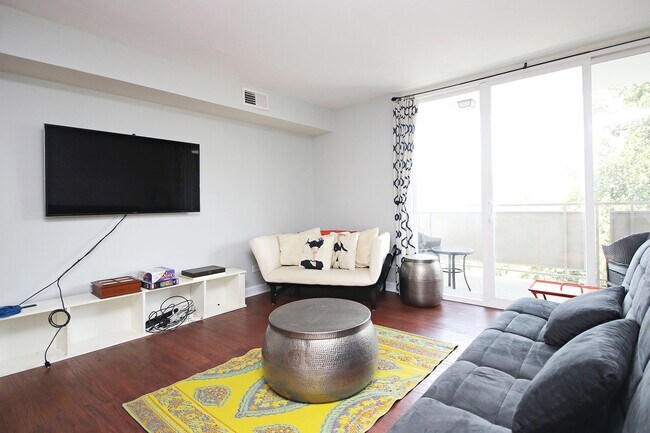 Building Photo - Furnished Condo Convenient to UVA Grounds ...