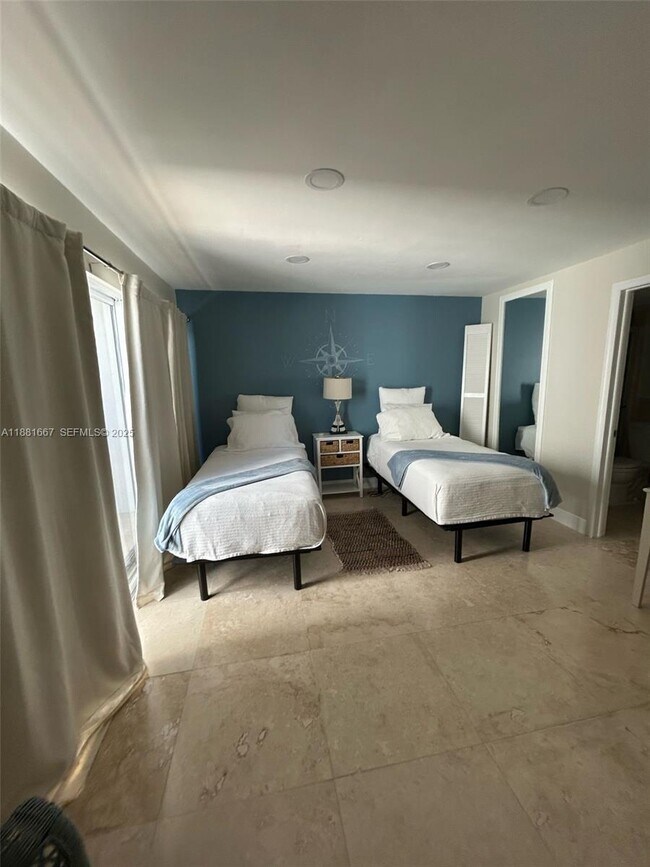 Building Photo - 4000 NE 168th St