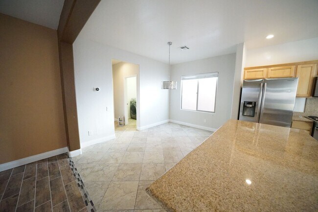 Building Photo - Showings Available NOW