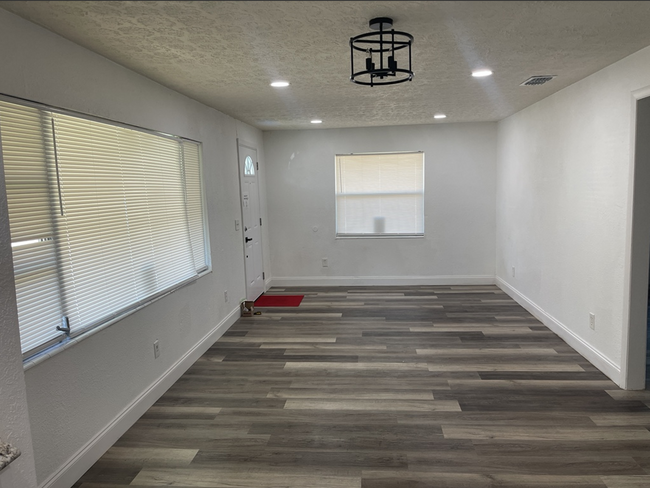 Building Photo - Newly Renovated 3/2 Available Now! HUD ACC...