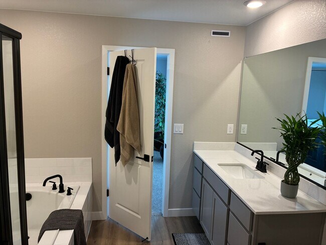 Building Photo - Beautiful 3 Bedroom, 3 Bathroom New Built ...