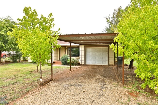 Building Photo - Plenty of Room! Cute yards
