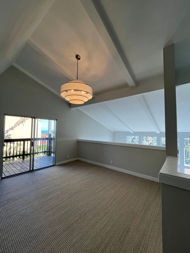 Building Photo - Stunning Views on the Mesa