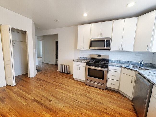 Building Photo - Spacious Renovated Top Floor 2bed/1bath In West Rogers Park