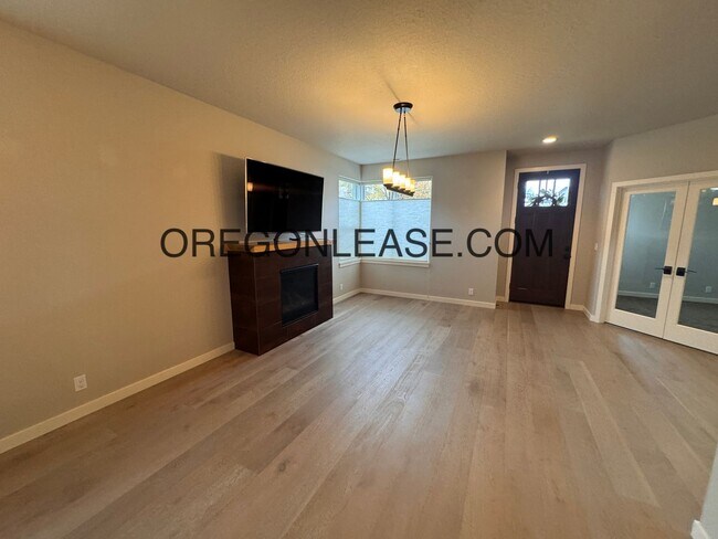 Building Photo - 3 Bedroom 3 bath Crescent village home