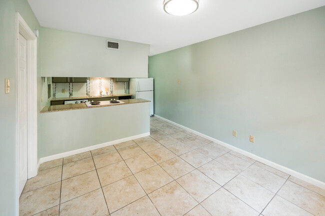 Building Photo - Daughtery Place 1 bedroom Downstairs Condo...