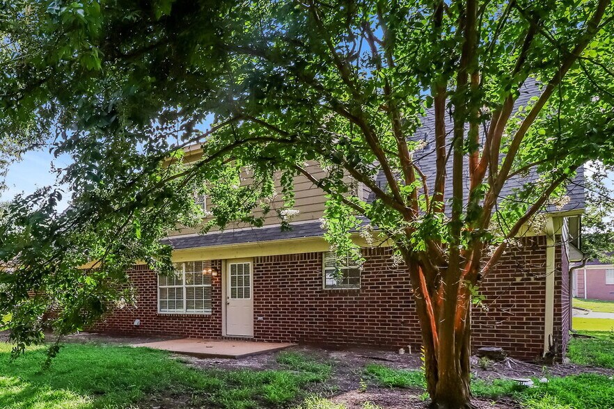 Building Photo - 7444 Holly Grove Dr