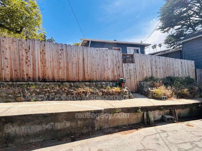 Building Photo - 653 Alhambra St
